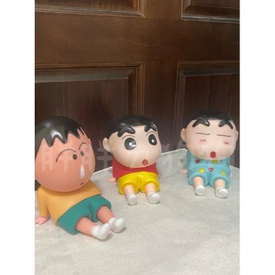 《胖胖ㄉ狗狗》*現貨*蠟筆小新手機架 手機支架 懶人支架 公仔 擺件 送禮推薦 交換禮物 生日禮物 情人節禮物-細節圖2