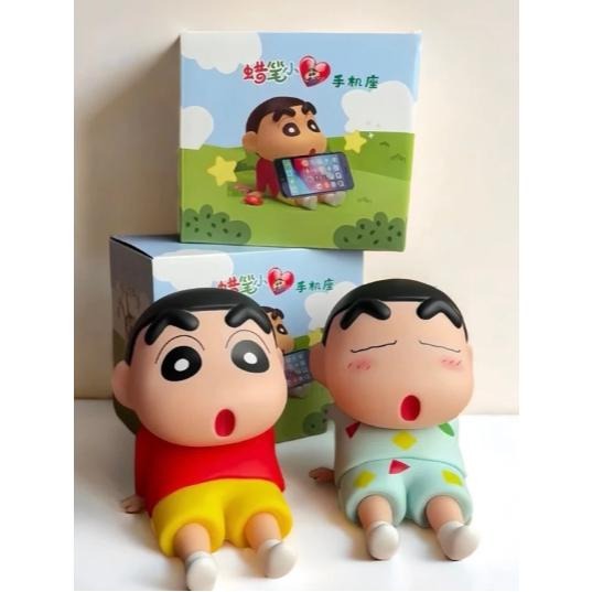 《胖胖ㄉ狗狗》*現貨*蠟筆小新手機架 手機支架 懶人支架 公仔 擺件 送禮推薦 交換禮物 生日禮物 情人節禮物-細節圖3