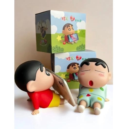 《胖胖ㄉ狗狗》*現貨*蠟筆小新手機架 手機支架 懶人支架 公仔 擺件 送禮推薦 交換禮物 生日禮物 情人節禮物-細節圖4