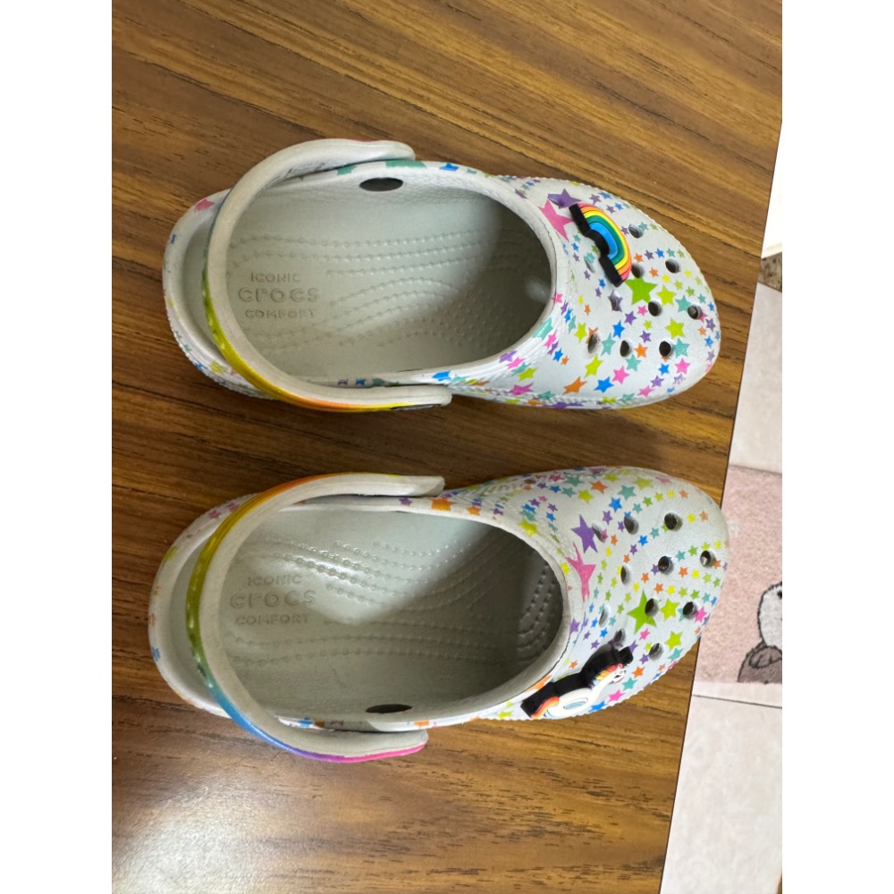 Crocs兒童彩虹洞洞鞋二手-細節圖3