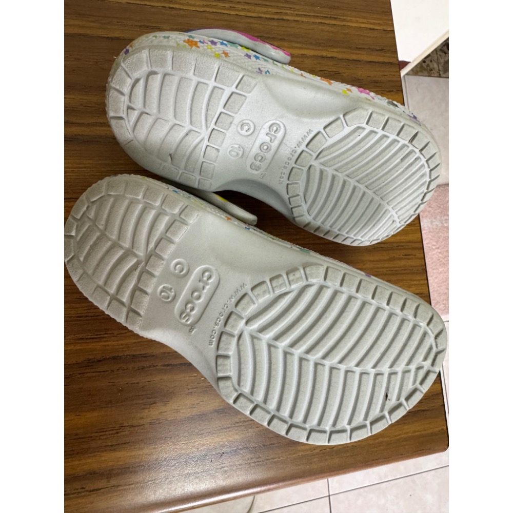 Crocs兒童彩虹洞洞鞋二手-細節圖4
