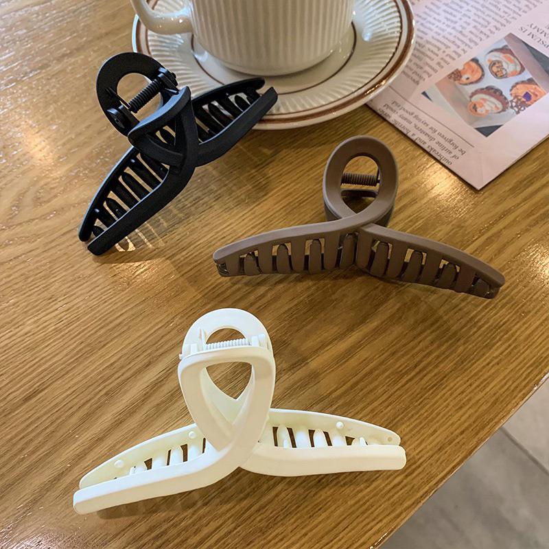 June💫韓版氣質交叉抓夾 磨砂質感 韓版搭配 台灣現貨供應🇹🇼 鯊魚夾 多色可選 抓力強 髮夾抓夾鯊魚夾-細節圖9