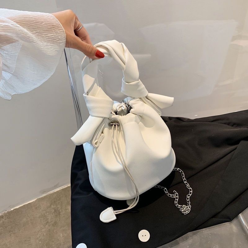 高級感褶皺質感斜挎水桶包-細節圖3