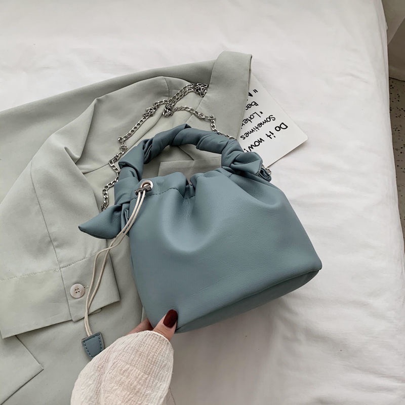 高級感褶皺質感斜挎水桶包-細節圖4