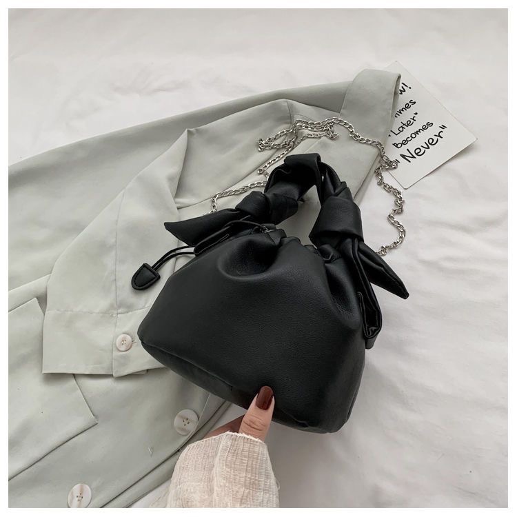 高級感褶皺質感斜挎水桶包-細節圖5