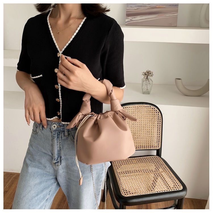 高級感褶皺質感斜挎水桶包-細節圖6