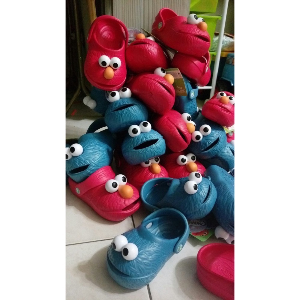 現貨不必等！美國凱利沃芝麻街ELMO餅乾怪獸立體眼睛布希鞋 男童女童洞洞鞋 拖鞋 布希鞋 正品保證-細節圖2