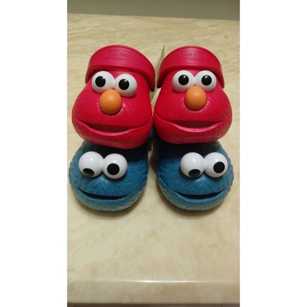 現貨不必等！美國凱利沃芝麻街ELMO餅乾怪獸立體眼睛布希鞋 男童女童洞洞鞋 拖鞋 布希鞋 正品保證-細節圖3