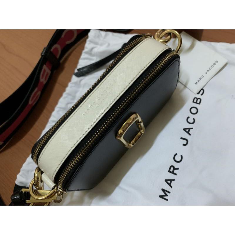 【近全新】MARC JACOBS Snapshot 撞色牛皮斜背相機包(黑灰x字母背帶)-細節圖5