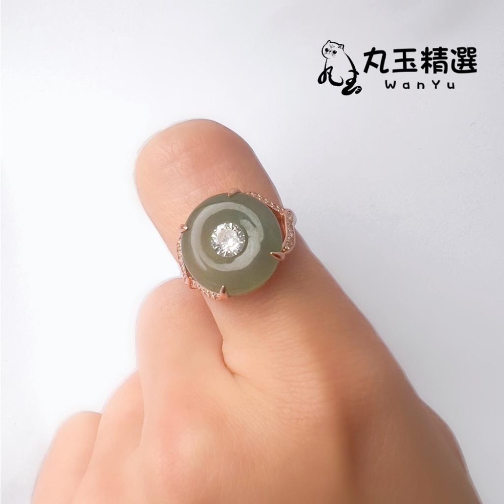 【丸玉精選 WanYu】勻綠閃賺平安扣戒指 925銀 天然翡翠 戒指 銀飾 可調式 半寶石 鑑定 證書 A貨 禮物-細節圖2