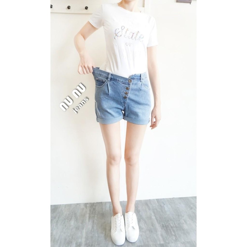 不對稱褲頭牛仔短褲 抓褶 花苞褲型 排釦牛仔短褲 捲邊短褲 燈籠褲 休閒短褲 水洗 牛仔褲 NN.362.811-細節圖2