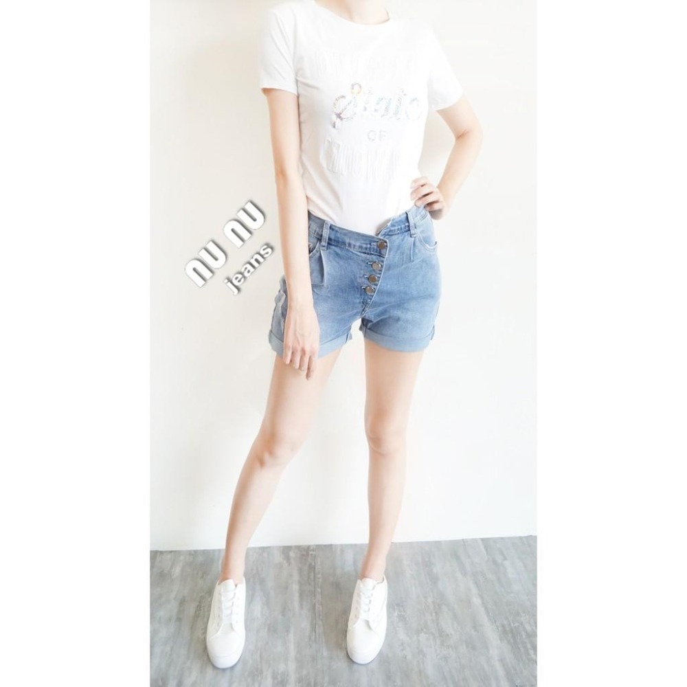不對稱褲頭牛仔短褲 抓褶 花苞褲型 排釦牛仔短褲 捲邊短褲 燈籠褲 休閒短褲 水洗 牛仔褲 NN.362.811-細節圖4
