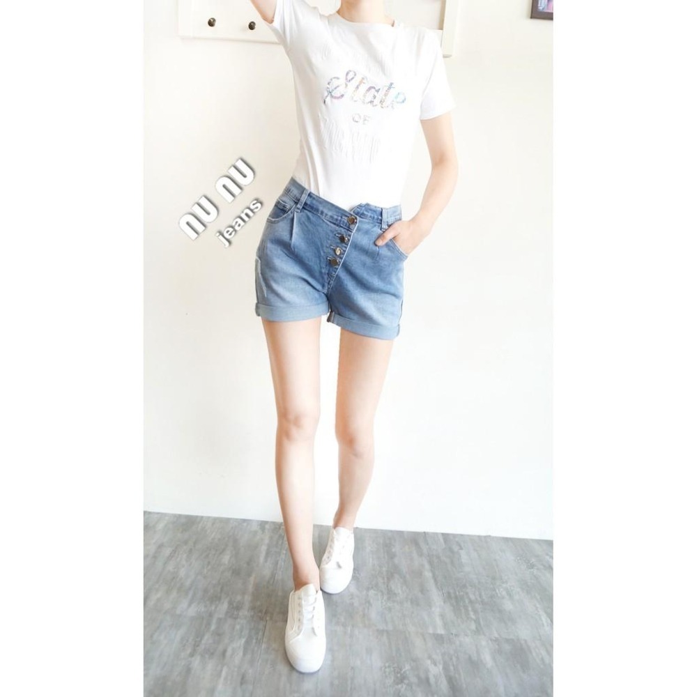 不對稱褲頭牛仔短褲 抓褶 花苞褲型 排釦牛仔短褲 捲邊短褲 燈籠褲 休閒短褲 水洗 牛仔褲 NN.362.811-細節圖6