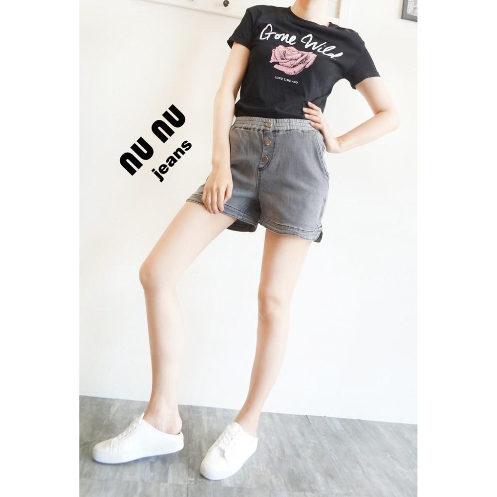 歐美風 顯瘦 鬆緊帶 中高腰 牛仔短褲 造型排釦 側V剪裁 休閒短褲 水洗丹寧 灰色短褲 顯瘦牛仔褲NN.362.817-細節圖4