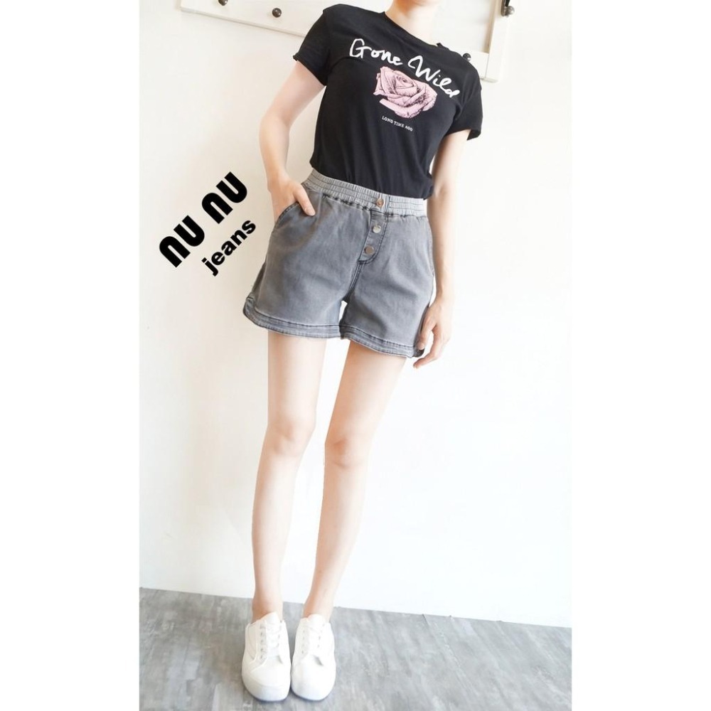 歐美風 顯瘦 鬆緊帶 中高腰 牛仔短褲 造型排釦 側V剪裁 休閒短褲 水洗丹寧 灰色短褲 顯瘦牛仔褲NN.362.817-細節圖7