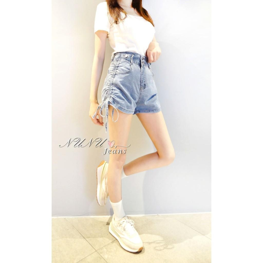 雙釦淺藍牛仔短褲 甜心款捲邊綁帶熱褲  A字短褲 收腹短褲 高腰短褲 辣妹 顯瘦褲子 收腹褲 休閒短褲.577.878-細節圖3