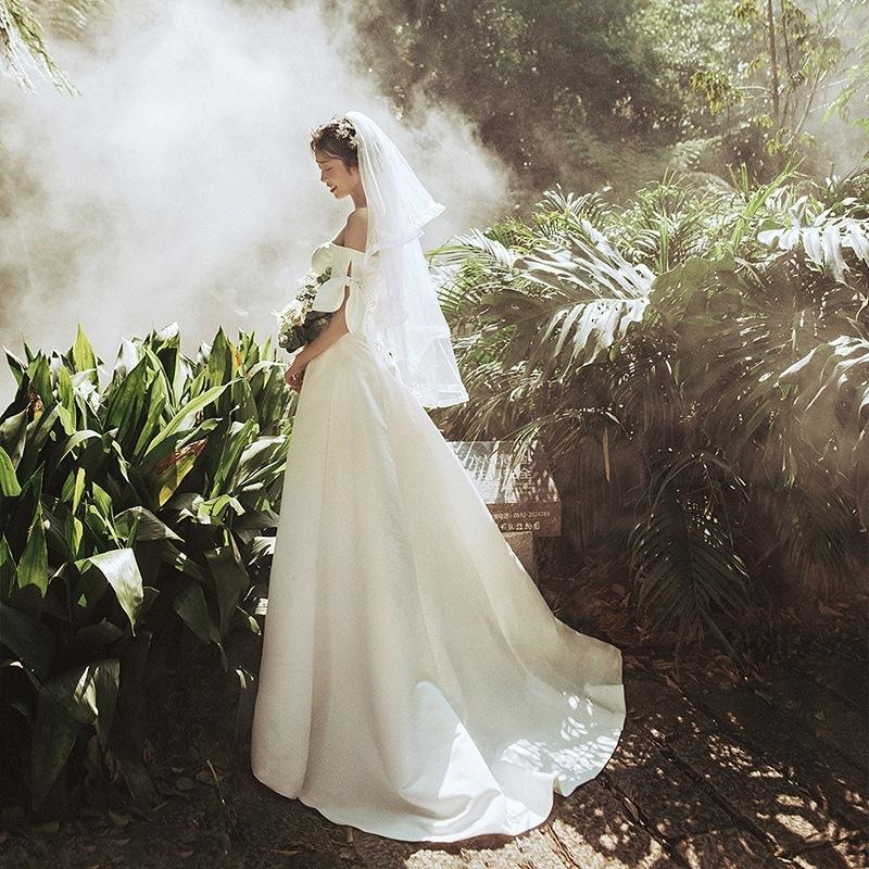 旗艦店一字肩法式輕婚紗2023新款森系超仙夢幻緞面簡約日常出門輕紗拖尾-細節圖2