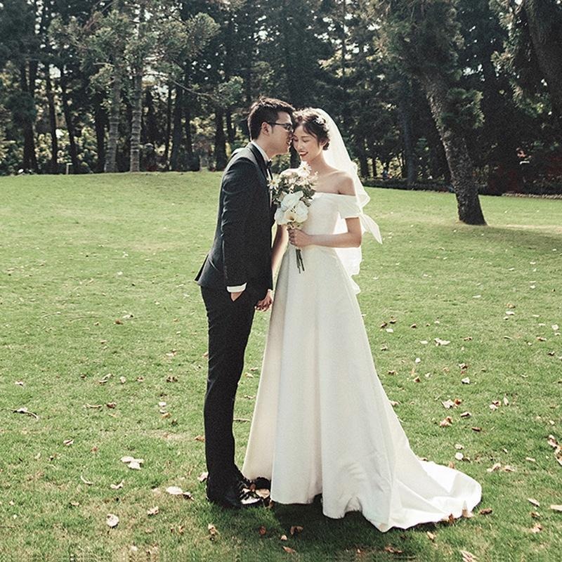 旗艦店一字肩法式輕婚紗2023新款森系超仙夢幻緞面簡約日常出門輕紗拖尾-細節圖3