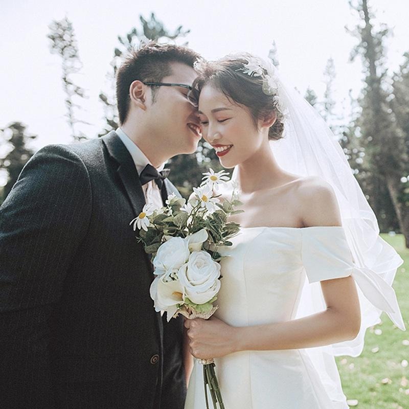 旗艦店一字肩法式輕婚紗2023新款森系超仙夢幻緞面簡約日常出門輕紗拖尾-細節圖4