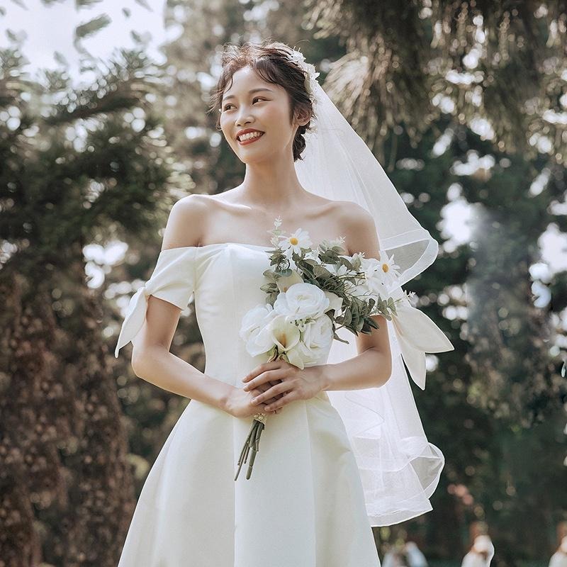 旗艦店一字肩法式輕婚紗2023新款森系超仙夢幻緞面簡約日常出門輕紗拖尾-細節圖6