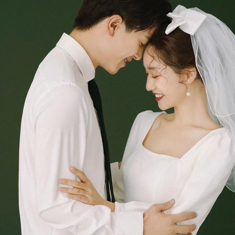 旗艦店緞面輕婚紗2023夏法式旅拍復古簡約領證小白裙長袖白色訂婚小禮服-細節圖4