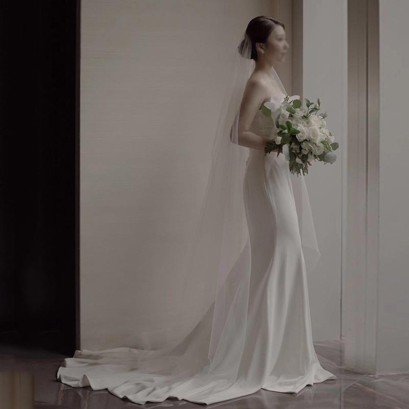 旗艦店緞面魚尾輕婚紗氣質抹胸新娘出門紗簡約戶外草坪旅拍法式拖尾婚紗-細節圖3