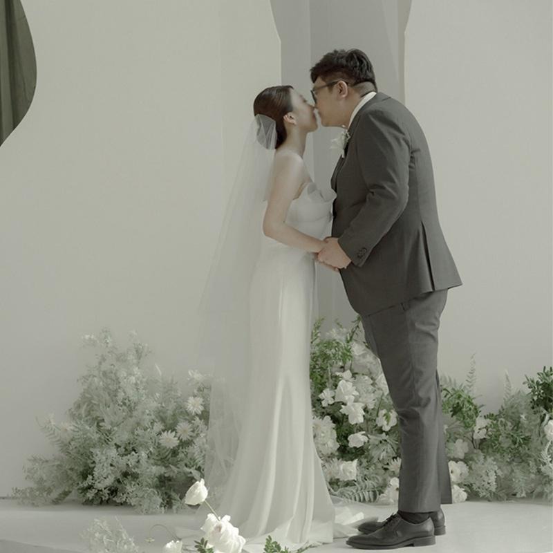 旗艦店緞面魚尾輕婚紗氣質抹胸新娘出門紗簡約戶外草坪旅拍法式拖尾婚紗-細節圖4