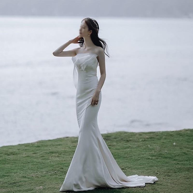 旗艦店緞面魚尾輕婚紗氣質抹胸新娘出門紗簡約戶外草坪旅拍法式拖尾婚紗-細節圖6