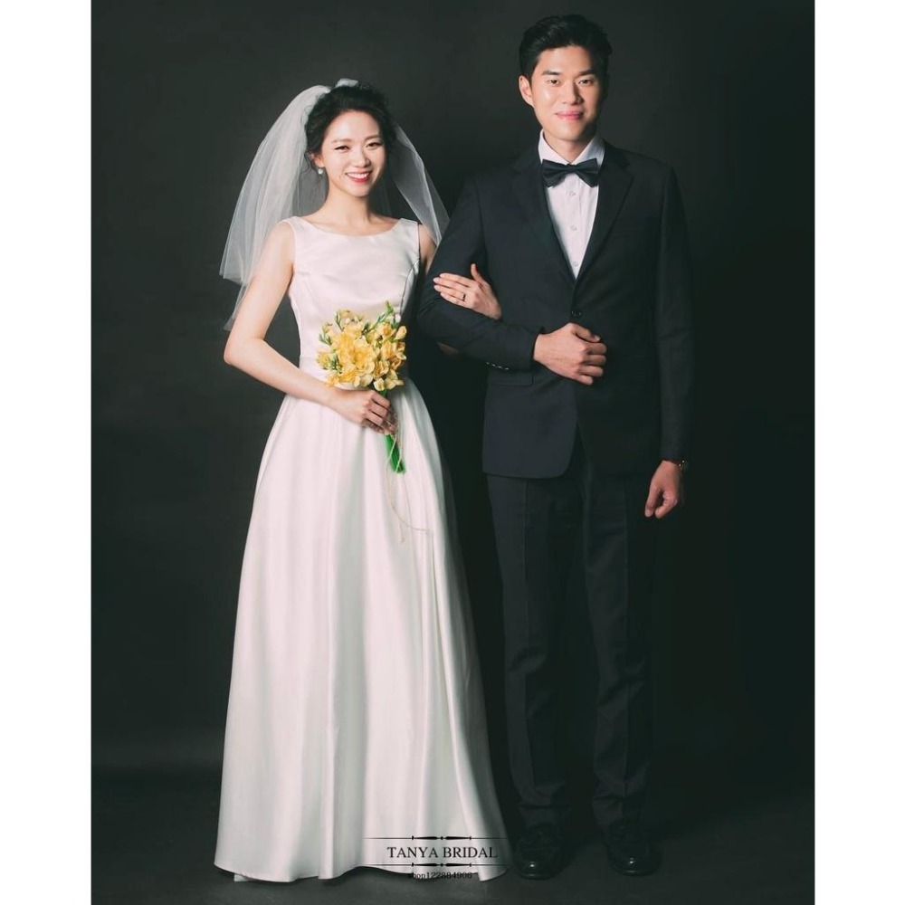 旗艦店緞面輕婚紗2023新款韓式新娘一字肩白色簡約齊地森系婚禮旅拍春季-細節圖6