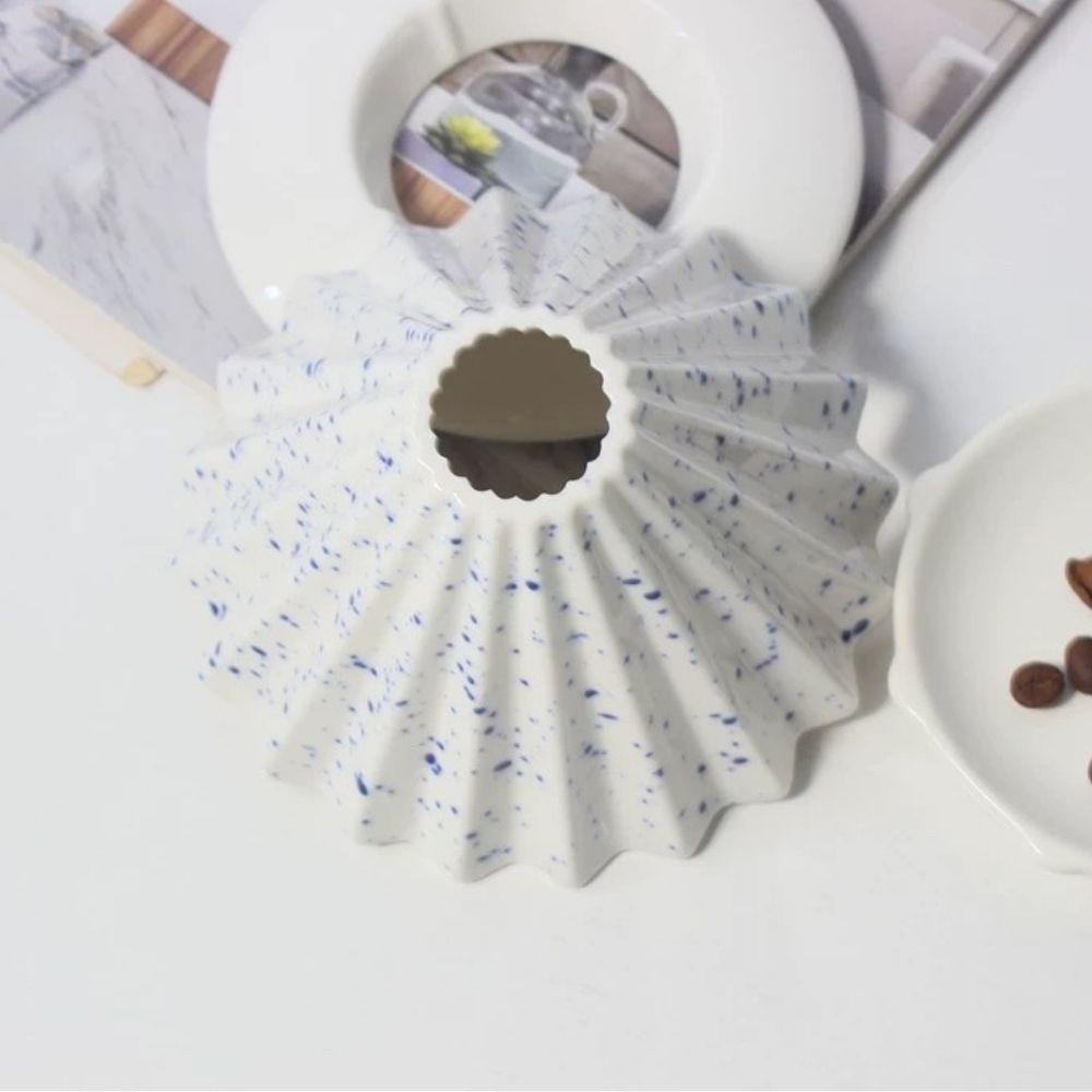 【聚元堂】藍彩摺紙濾杯｜職人手沖神器 手沖濾杯 陶瓷濾杯含底座 重量輕 工藝細緻 全陶瓷好清洗-細節圖3