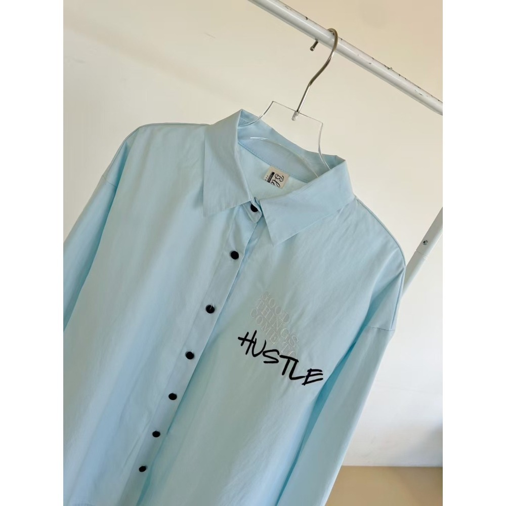 ✈️現貨-正韓🇰🇷//臭臉歐巴//刺繡英字襯衫~5.25-細節圖6