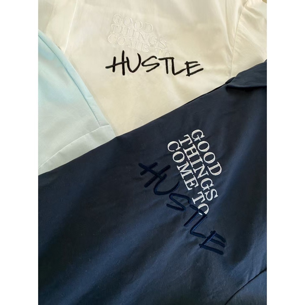 ✈️現貨-正韓🇰🇷//臭臉歐巴//刺繡英字襯衫~5.25-細節圖7