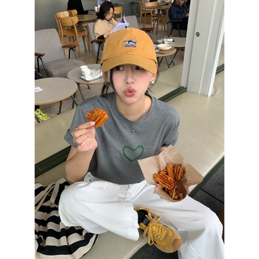 ✈️白現貨-//HOO家//刺繡愛心後英字短袖T恤~6.10-細節圖2