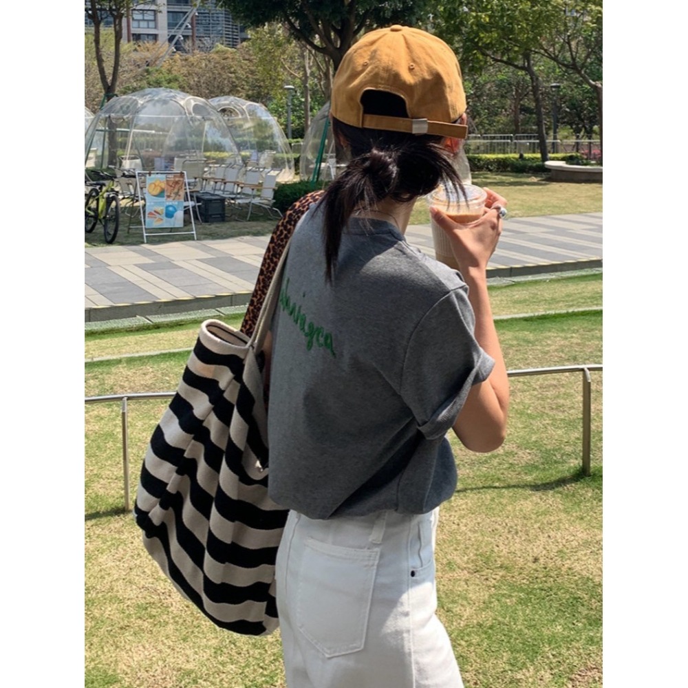 ✈️白現貨-//HOO家//刺繡愛心後英字短袖T恤~6.10-細節圖6