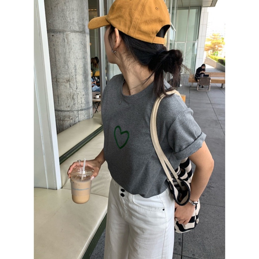 ✈️白現貨-//HOO家//刺繡愛心後英字短袖T恤~6.10-細節圖8
