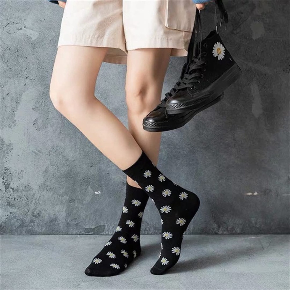 ✈️現貨-//穿搭選品// 小雛菊刺繡拼色感中筒襪（6入一組）-細節圖9