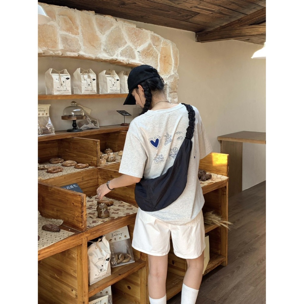 ✈️白現貨1-插畫感滿版短袖Tee~8.31-細節圖3