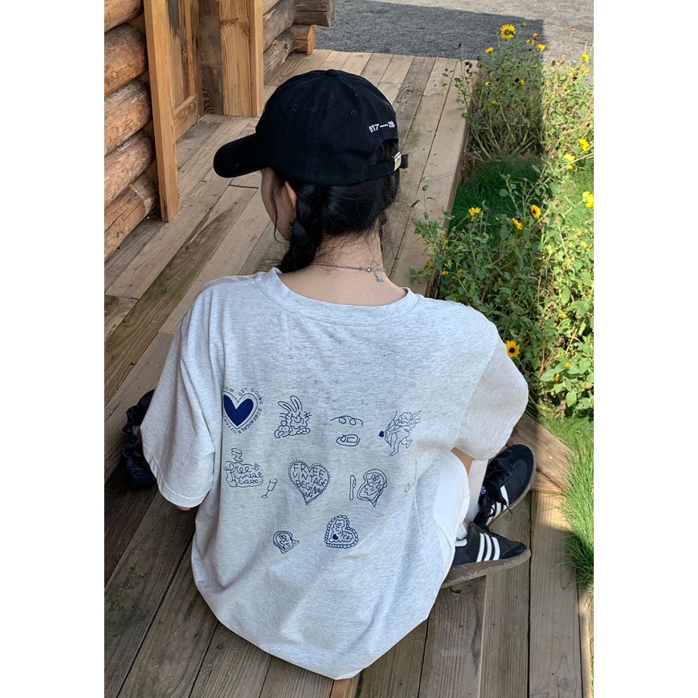 ✈️白現貨1-插畫感滿版短袖Tee~8.31-細節圖6