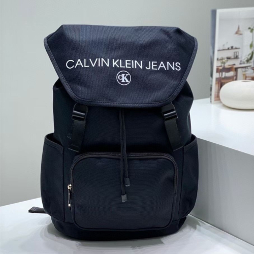 Calvin Klein雙肩包 男女款情侶防水尼龍翻蓋背包 大容量戶外旅行背包 學生書包 時尚百搭運動背包 戶外騎行包