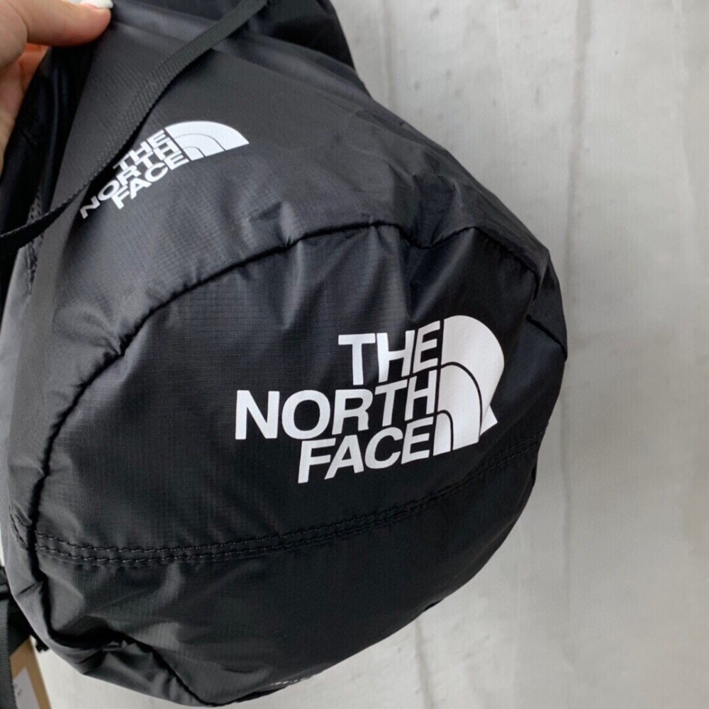 The North Face男女款情侶包包 時尚簡約元素休閒運動背包 輕便斜背包 超輕可折疊收納包 通勤百搭單肩側背包-細節圖9