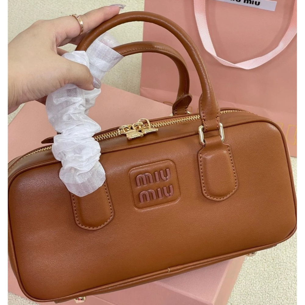 女生包包 miumiu女包 5BB148 新品波士頓包 保齡球包 手提袋 單肩包 側背包 斜背包 女士背包 橫款斜背包-細節圖10