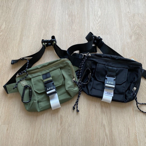 apc包包 金屬登山扣戶外機能包 防潑水斜背包 大容量多口袋單肩包 工裝包 單肩包 側背包 情侶包包 相機包 旅行包 休