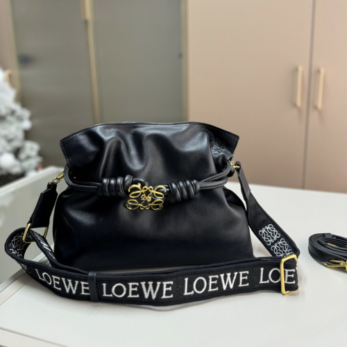 Loewe福袋包 羅意威包包 女生斜背包 寬肩帶側背包 黑色真皮女包 牛皮包包女 時尚通勤包 休閒包 單肩包 抽繩包 - cole55 ...