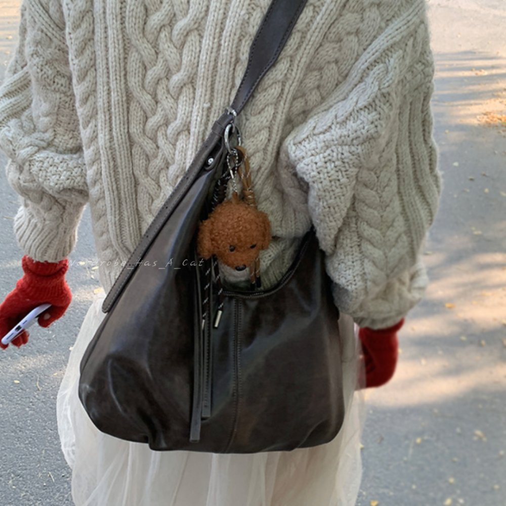 [WHAC] | 隔日到貨 簡約復古✨復古PU皮肩背包 斜背單肩 附吊飾 通勤必備 大容量拉鍊包包 工作包包 A4包包-細節圖2