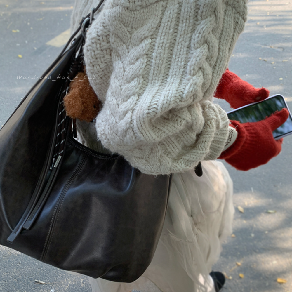 [WHAC] | 隔日到貨 簡約復古✨復古PU皮肩背包 斜背單肩 附吊飾 通勤必備 大容量拉鍊包包 工作包包 A4包包-細節圖3