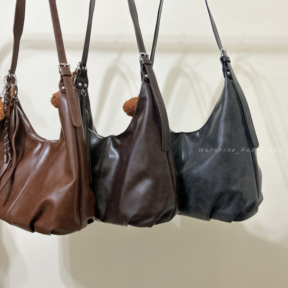 [WHAC] | 隔日到貨 簡約復古✨復古PU皮肩背包 斜背單肩 附吊飾 通勤必備 大容量拉鍊包包 工作包包 A4包包-細節圖4