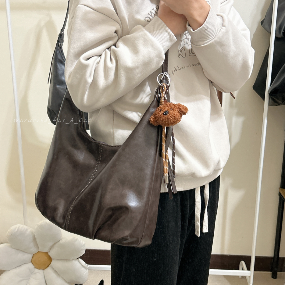 [WHAC] | 隔日到貨 簡約復古✨復古PU皮肩背包 斜背單肩 附吊飾 通勤必備 大容量拉鍊包包 工作包包 A4包包-細節圖5