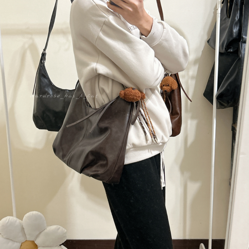 [WHAC] | 隔日到貨 簡約復古✨復古PU皮肩背包 斜背單肩 附吊飾 通勤必備 大容量拉鍊包包 工作包包 A4包包-細節圖6