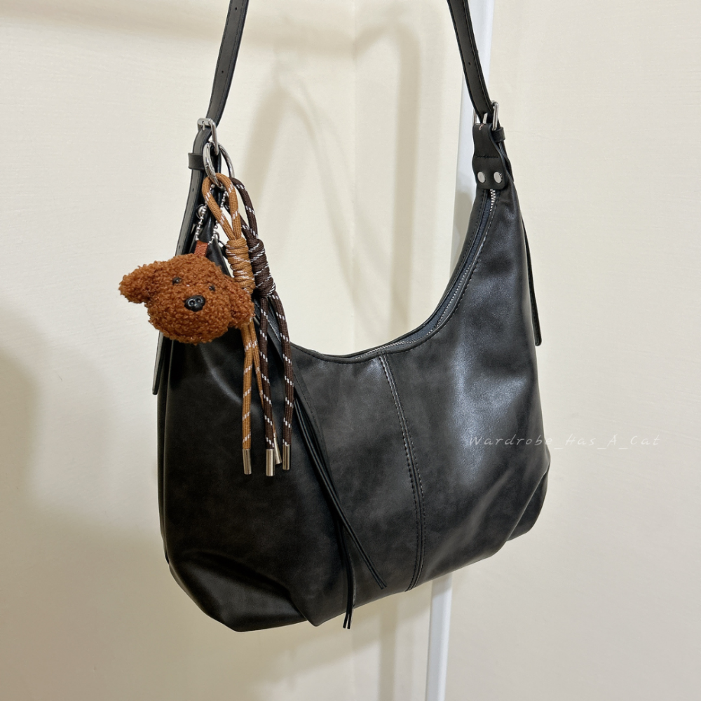 [WHAC] | 隔日到貨 簡約復古✨復古PU皮肩背包 斜背單肩 附吊飾 通勤必備 大容量拉鍊包包 工作包包 A4包包-細節圖8