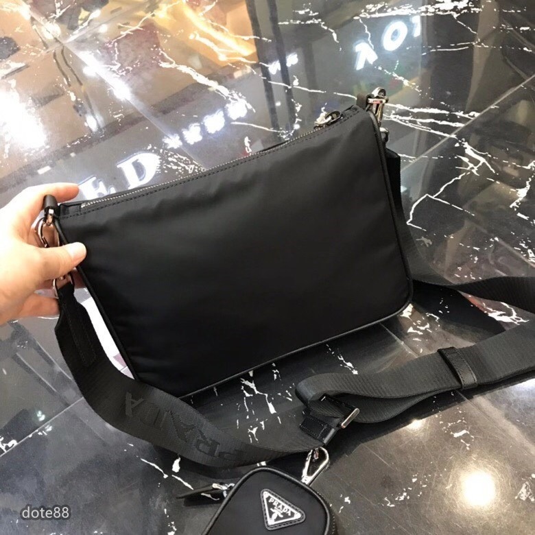 普拉達Prada三角標男士單肩包手拎包採用最新小包掛飾原版降落傘面料配原版牛皮高端大氣細節做工精緻郵差包-細節圖2